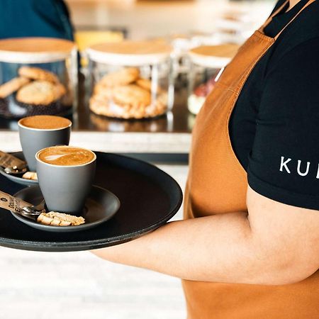 Hotel Pullman Auckland Airport Zewnętrze zdjęcie A server holding a tray of coffee