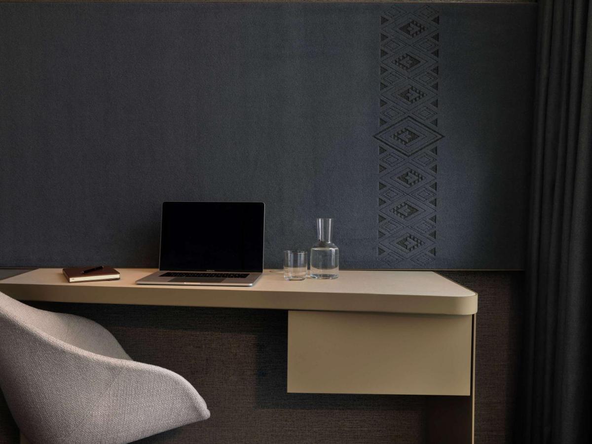 Hotel Pullman Auckland Airport Zewnętrze zdjęcie A wall decorated with a stencil