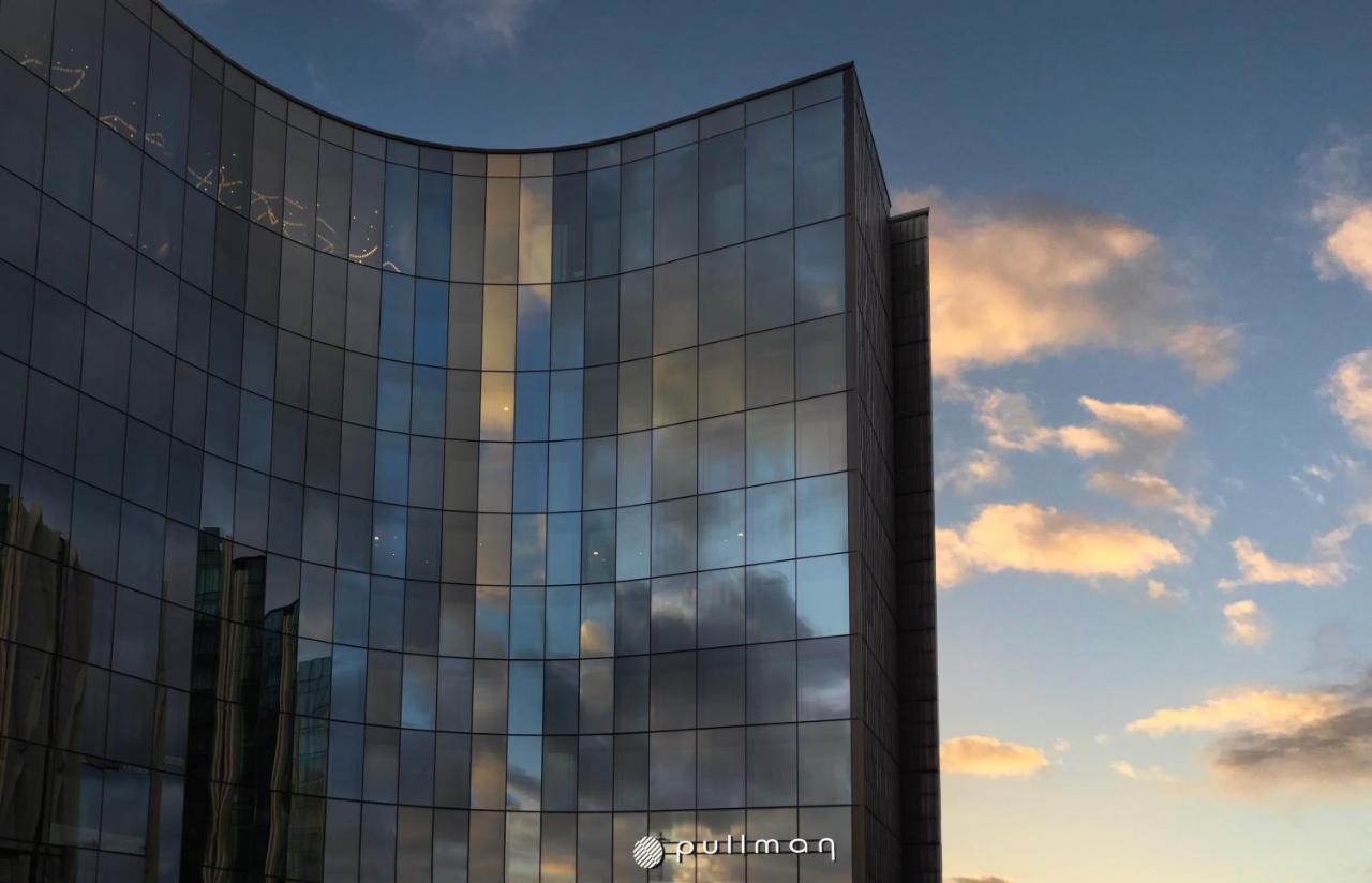 Hotel Pullman Auckland Airport Zewnętrze zdjęcie The building at sunset