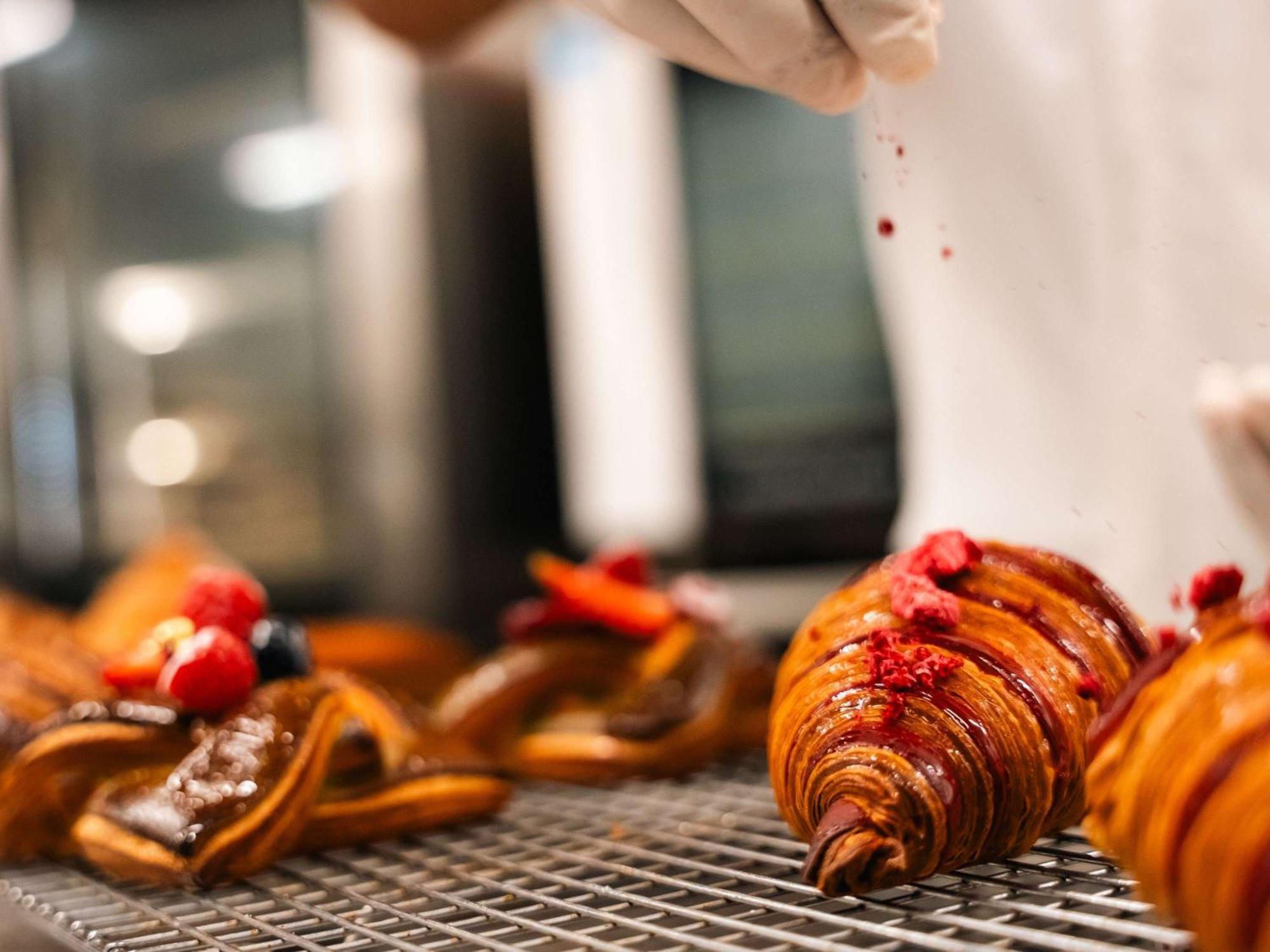 Hotel Pullman Auckland Airport Zewnętrze zdjęcie Croissants being dusted with powdered sugar