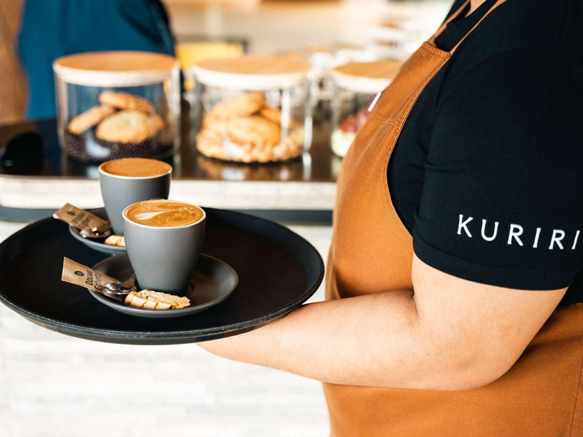 Hotel Pullman Auckland Airport Zewnętrze zdjęcie A server holding a tray of coffee